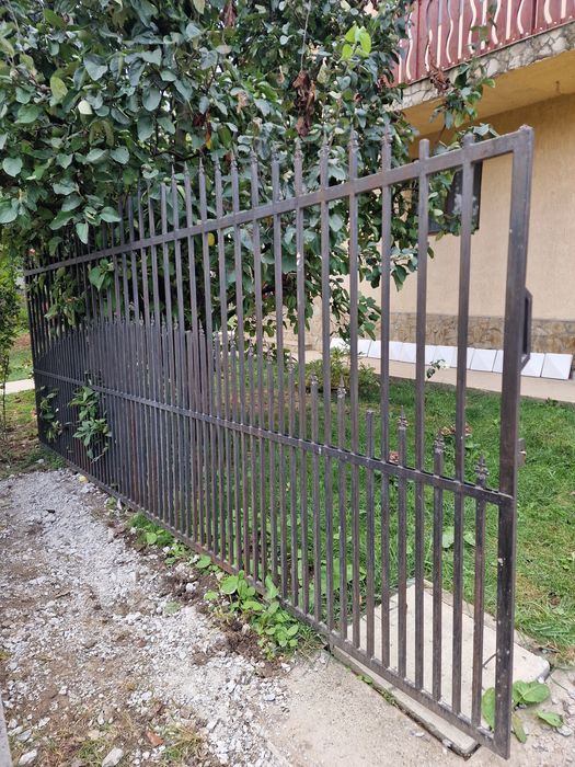 Poartă mare și mică din fier