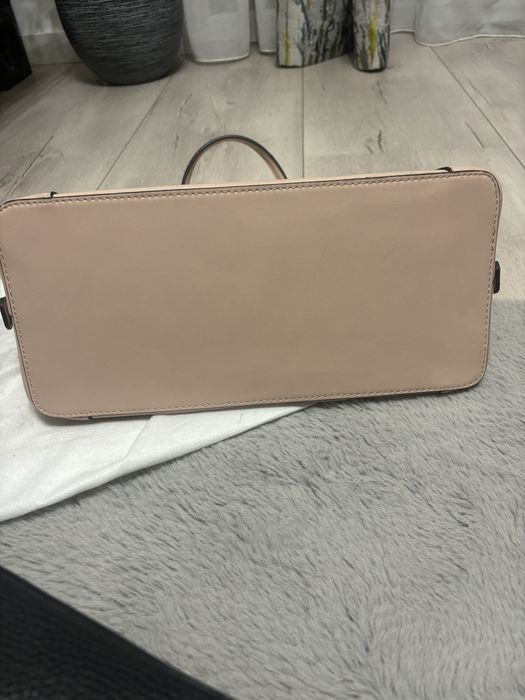 Vand poseta Guess ca noua culoare nude/roz