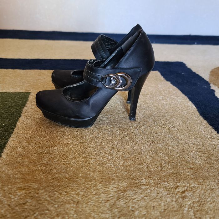 Продаю итальянские шикарные туфли