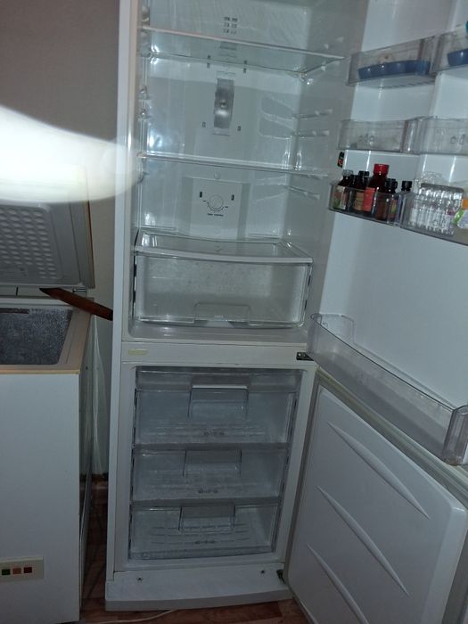 Продам отличныи холодильник элжы