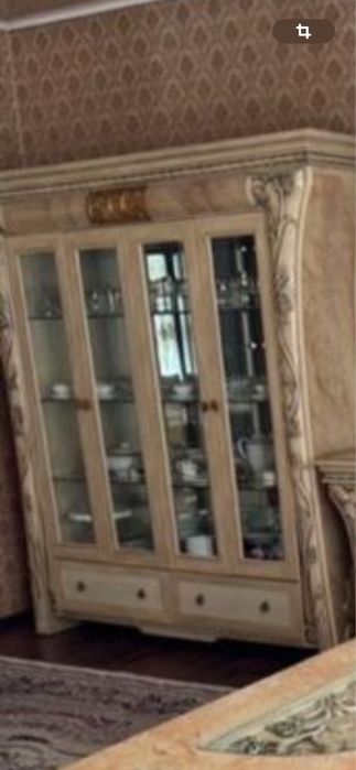 Продам стенку и комод с зеркалом  комплект