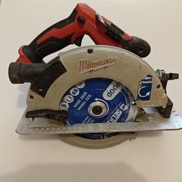 Milwaukee 18v ръчен циркуляр  М18 на батерия