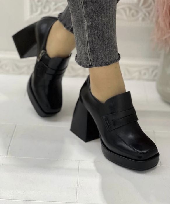 Туфли лоферы на каблуках