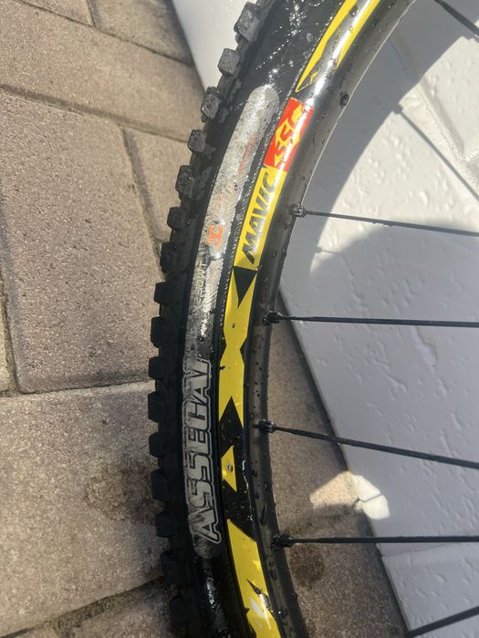 Roată spate Mavic Deemax 27.5, ax 12x150, cu cauciuc Maxxis Assegai (sau separat)
