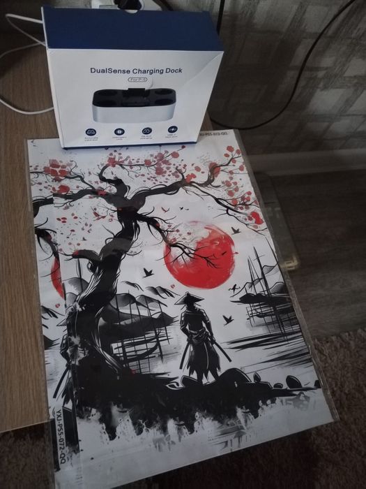 Зарядная станция для пс 5 и виниловая наклейка на корпус с джойстиками