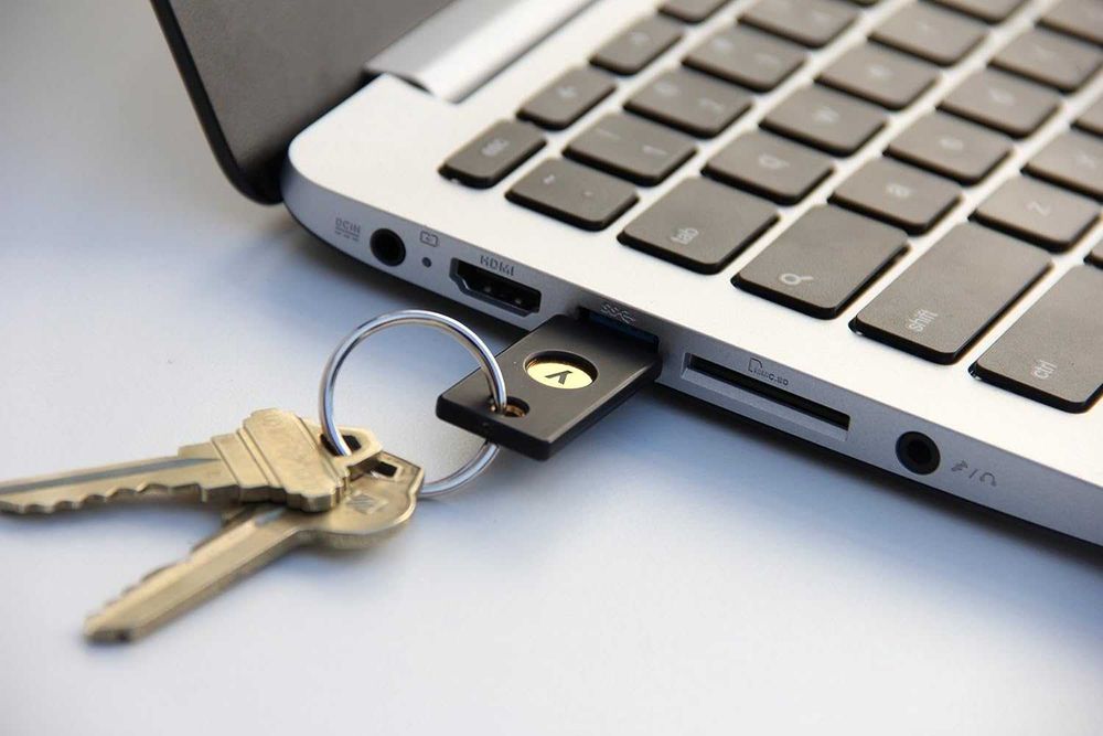 •Yubico YubiKey 4 pentru 2FA (two factor authentication) USB