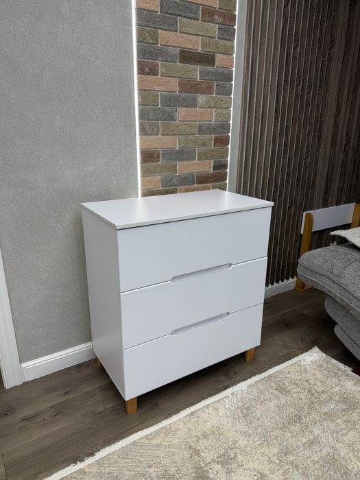 детская кроватка и комод