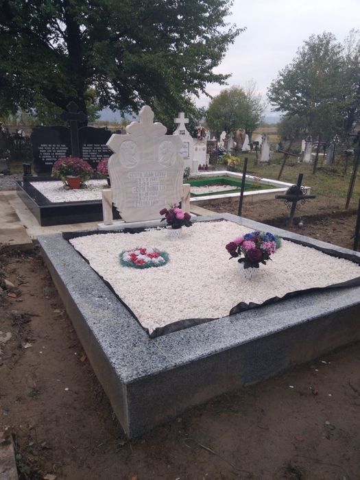 Cruci Cavouri Borduri Facem Diferite Lucrări în Cimitire