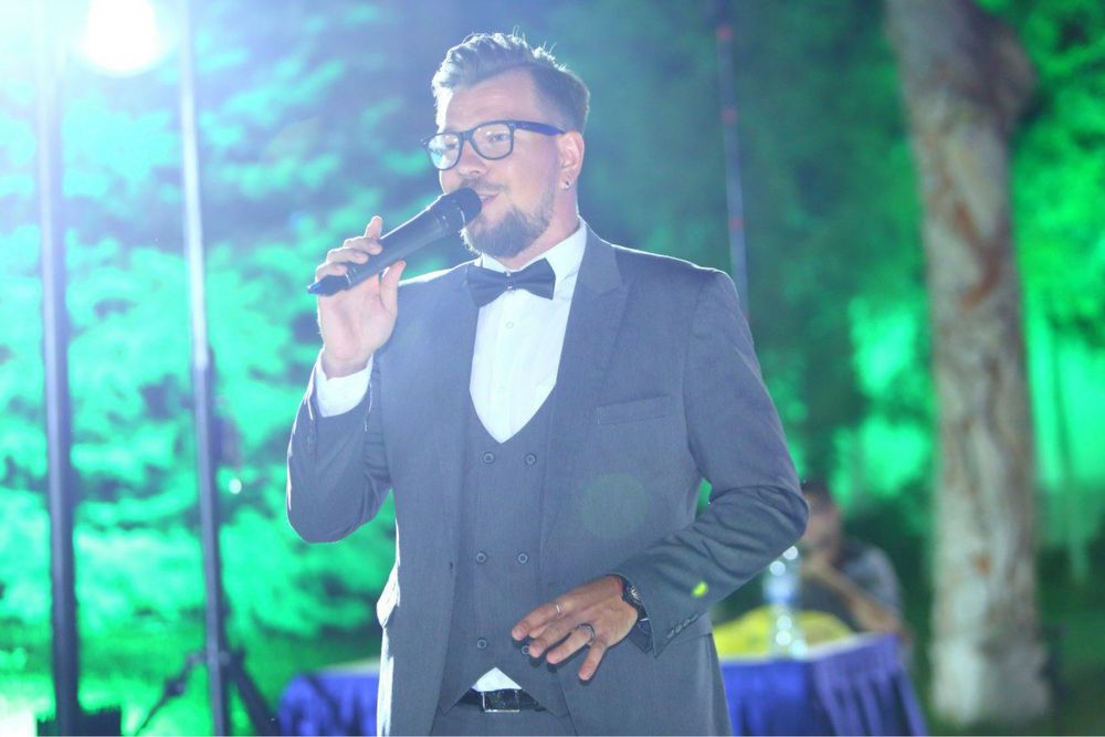 Ведущий на мероприятие, певец и организатор мероприятий