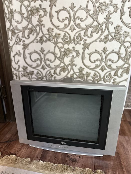 Телевизор LG Flatron (серебристый)