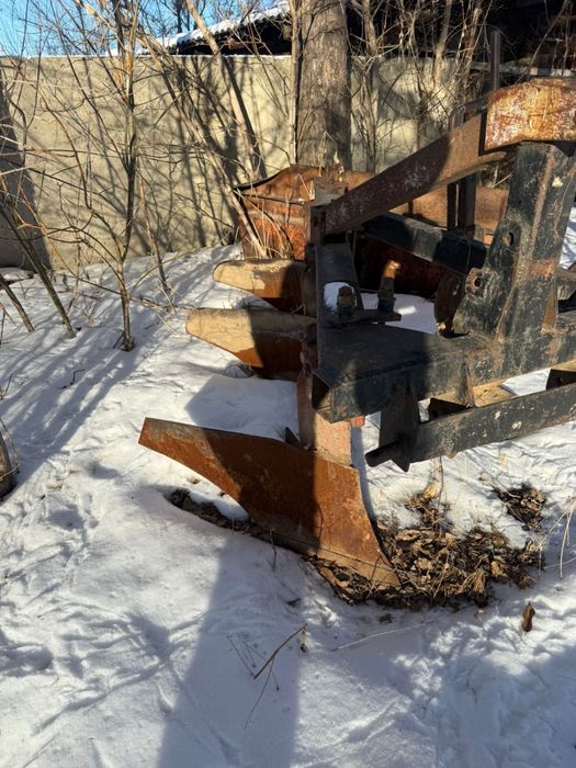 Плуг трехкорпусный