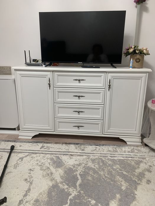 Продам стенку , в отличном состоянии, белого цвета, комод и два шкафа