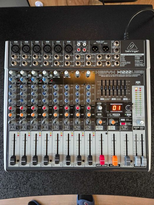 Продавам субуфер Bèhringer dr18sub 2400вата макс. 700 вата ном. София нов!