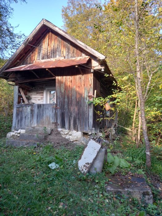 Teren de vanzare si casa la munte izolata