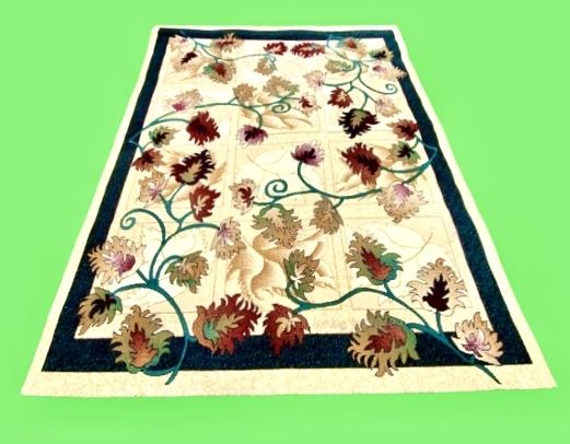 РАЗПРОДАЖБА - 40€. НОВ - ГОЛЯМ Килим - Шарка с цветя - Кремав- 240х330