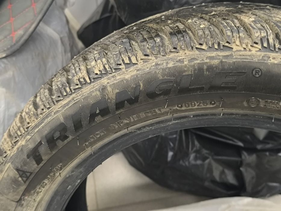 Продам две шины липучки 225/50/R 17