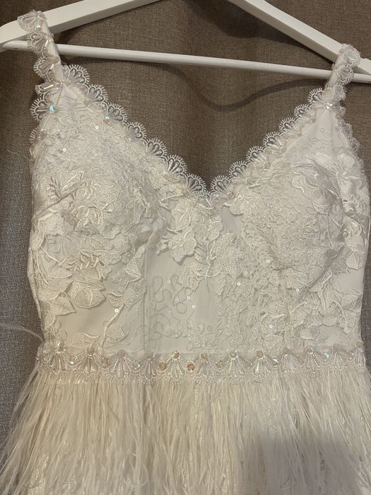 Rochie alba eleganta cu pene si dantela