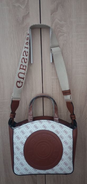 Дамска чанта на Guess топ качество