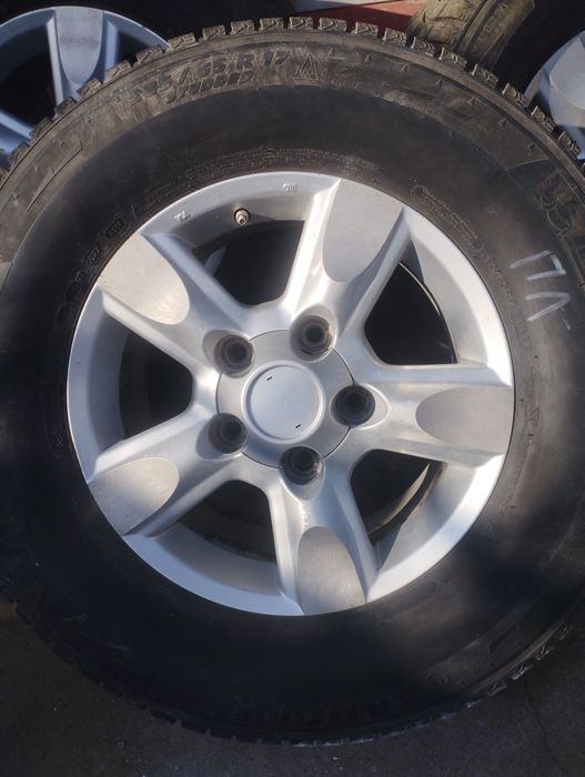 Продам комплект резины на титанках