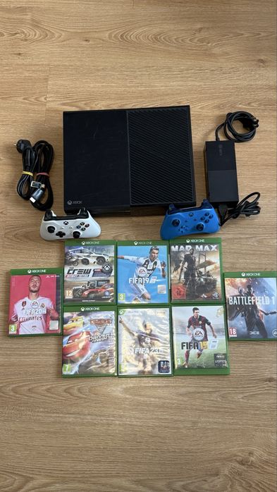 Consola Xbox One 500GB + 2 manete + jocuri bonus!