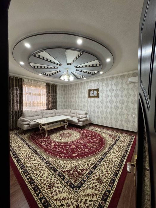 Arendaa katta stadion yonidagi oq dom