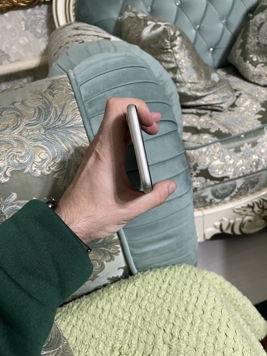 Продам телефон Айфон 11 128