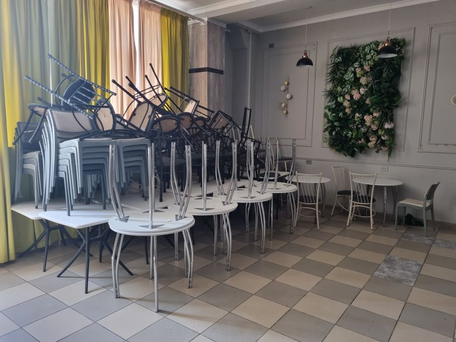 Стол стулья много есть