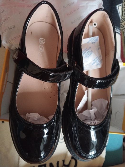 Продам новые лоферы для девочки 36 размер.