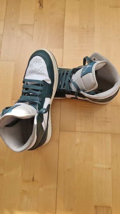 • Nike Air Jordan 1 Retro Mid