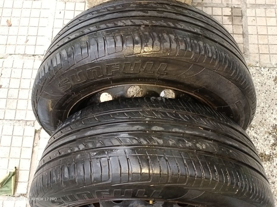 Гуми- 4 зимни 15ки, 4 летни 15ки и 2 зимни 14 ми ки