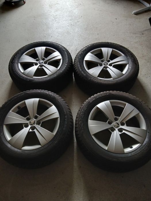 Se vinde jante aliaj R17 , 5x112 originale Skoda  cu anvelope de iarnă M+S 215/65/R17 NOKIAN DOT 21.2023 stare ca Noi