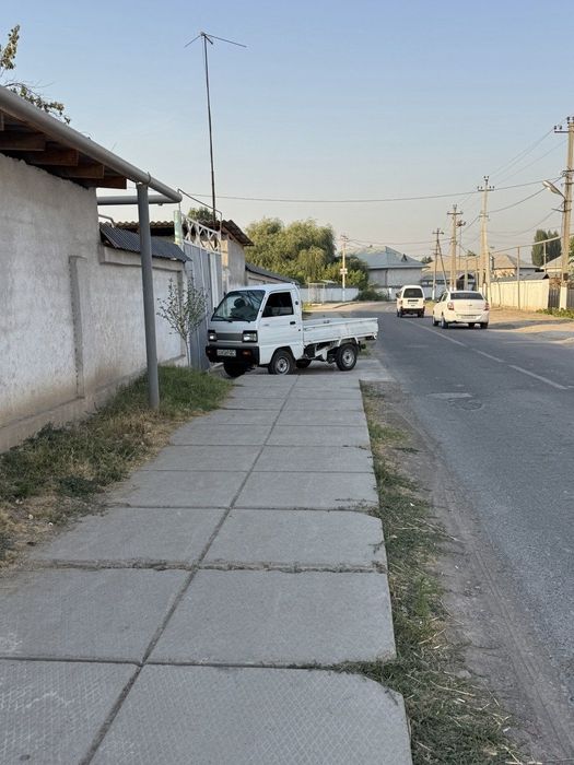 9 sotixlik 5 xona tayor uy va 4 xona bitmagan uy Gaz svet ichimlik suv