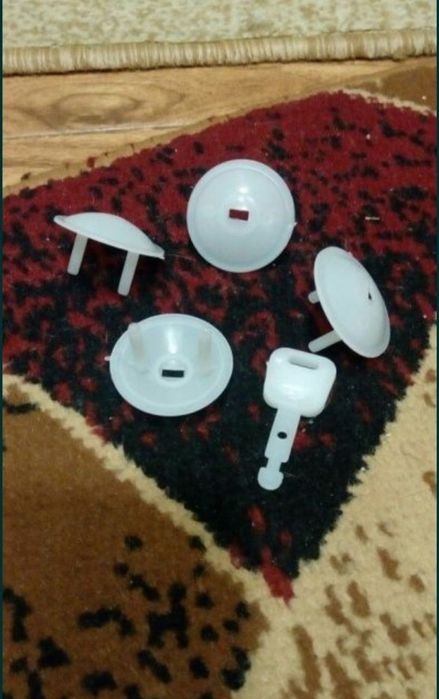 Заглушки-затычки на розетки защита от поражения током детей.