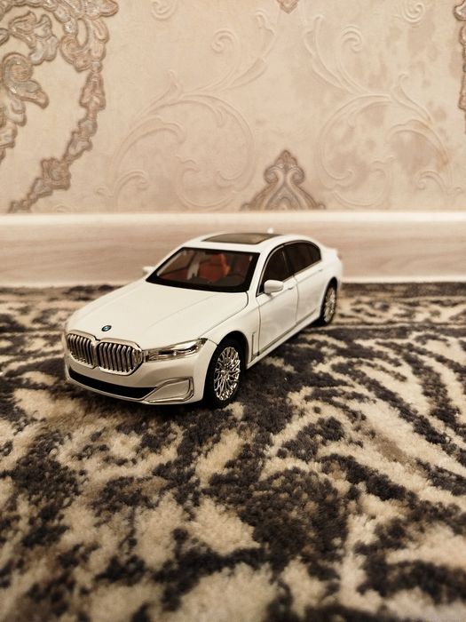 Metallic car BMW 7