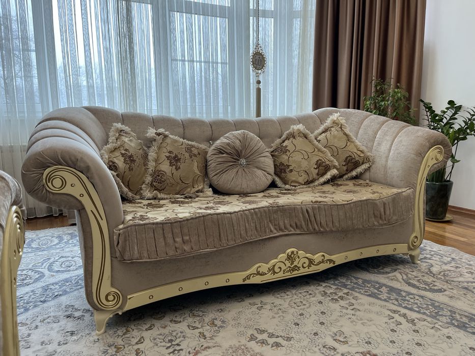 Срочно продаётся диван и гостиный гарнитур!