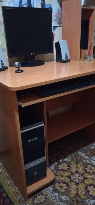 Компьютер настольный с колонками,процессор,видеокамера,клавиатура,мышь