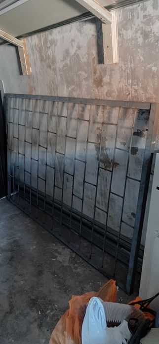 Решётка металлическая.