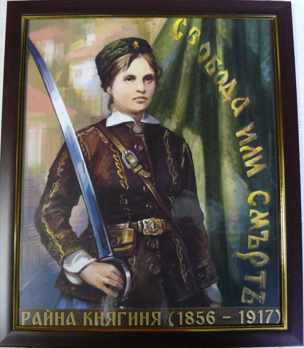 Портрети на Левски, Ботев, Бенковски, Раковски и други