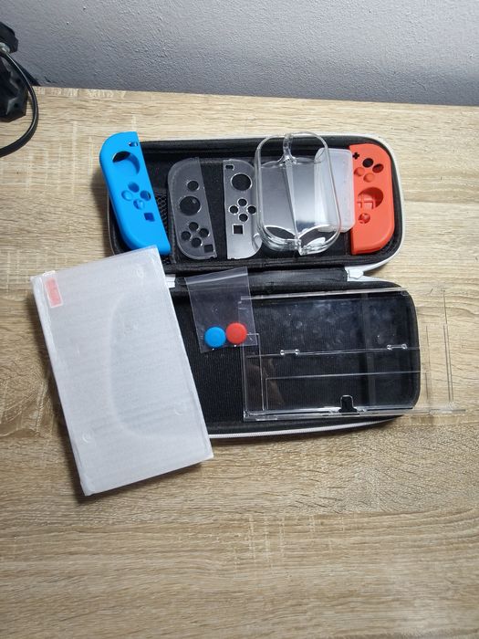 Nintendo switch oled white cu 4 jocuri și gentuțe +CADOU o gentuța cu