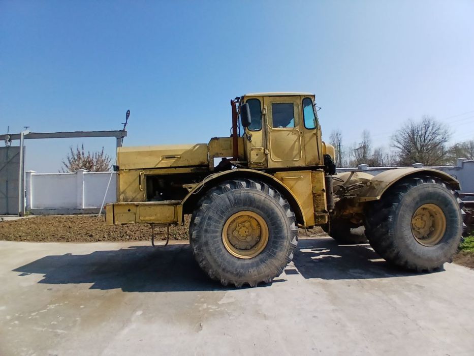 K-700 traktori sotiladi