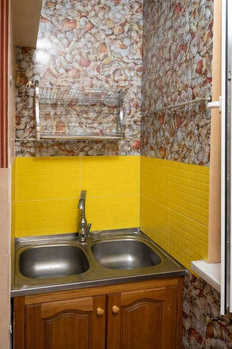 Срочно продается 1/3/5 переделанная в 2 комнатную, Алмазарский район!