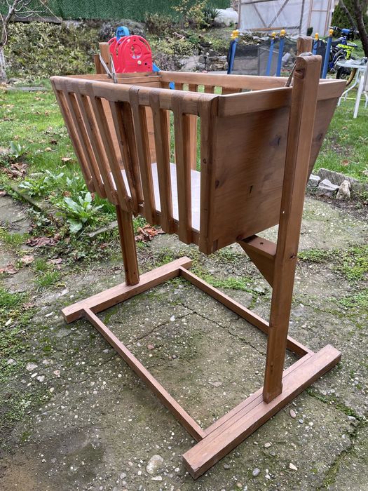 Бебешка люлка дървена