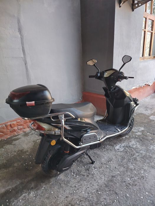 Elektroskuter sotiladi (Kofra va himoya dugalari bilan) shlem