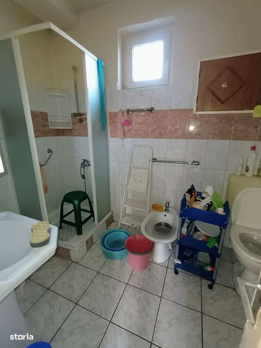Casa generoasa cu 4 camere / str. Pomilor