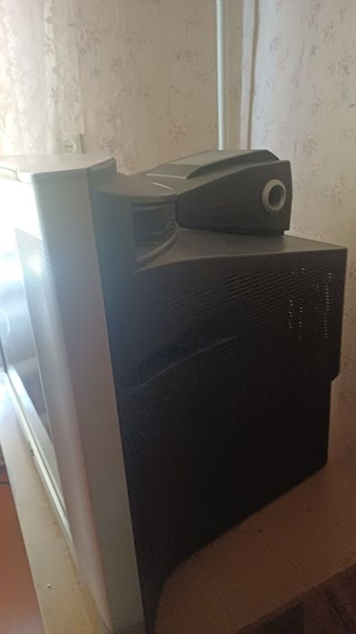 Телевизор с сабвуфером.