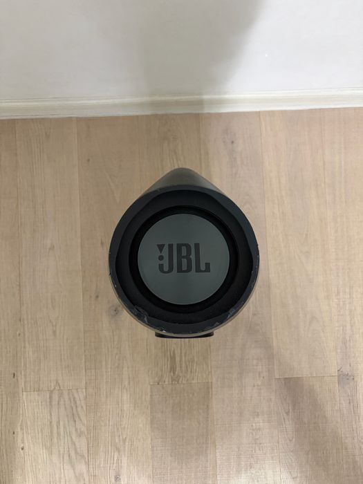 JBL Boombox 1 si JBL Charge 3