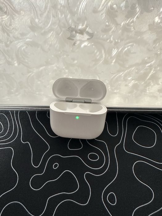 продам кейс от airpods 4 оригинал