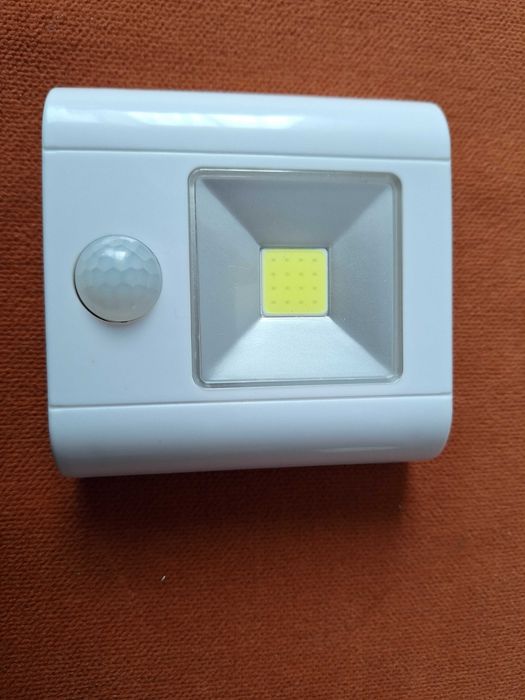 Lampa LED – LIFE cu senzor de miscare, cu magnet, 50 lumeni,  3xAAA