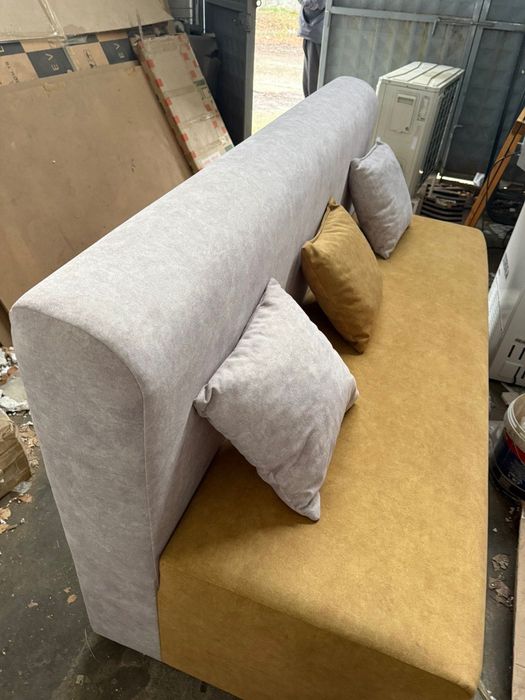 Продавам Триместен диван с възглавници