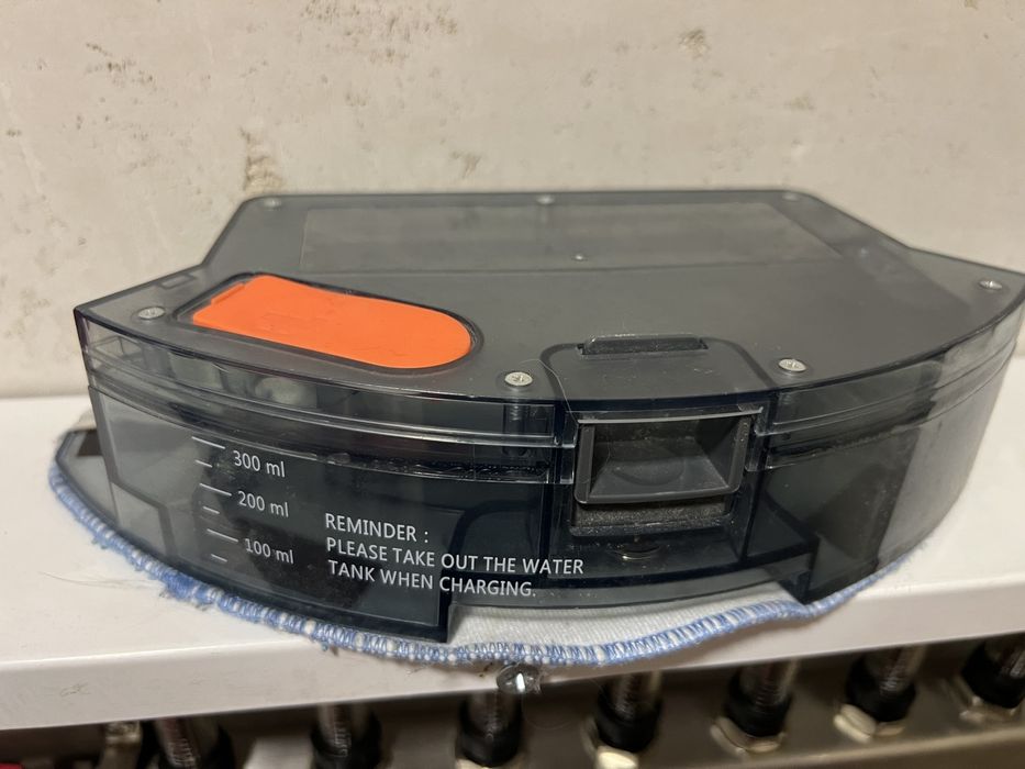 Робот прахосмукачка Lenovo E1